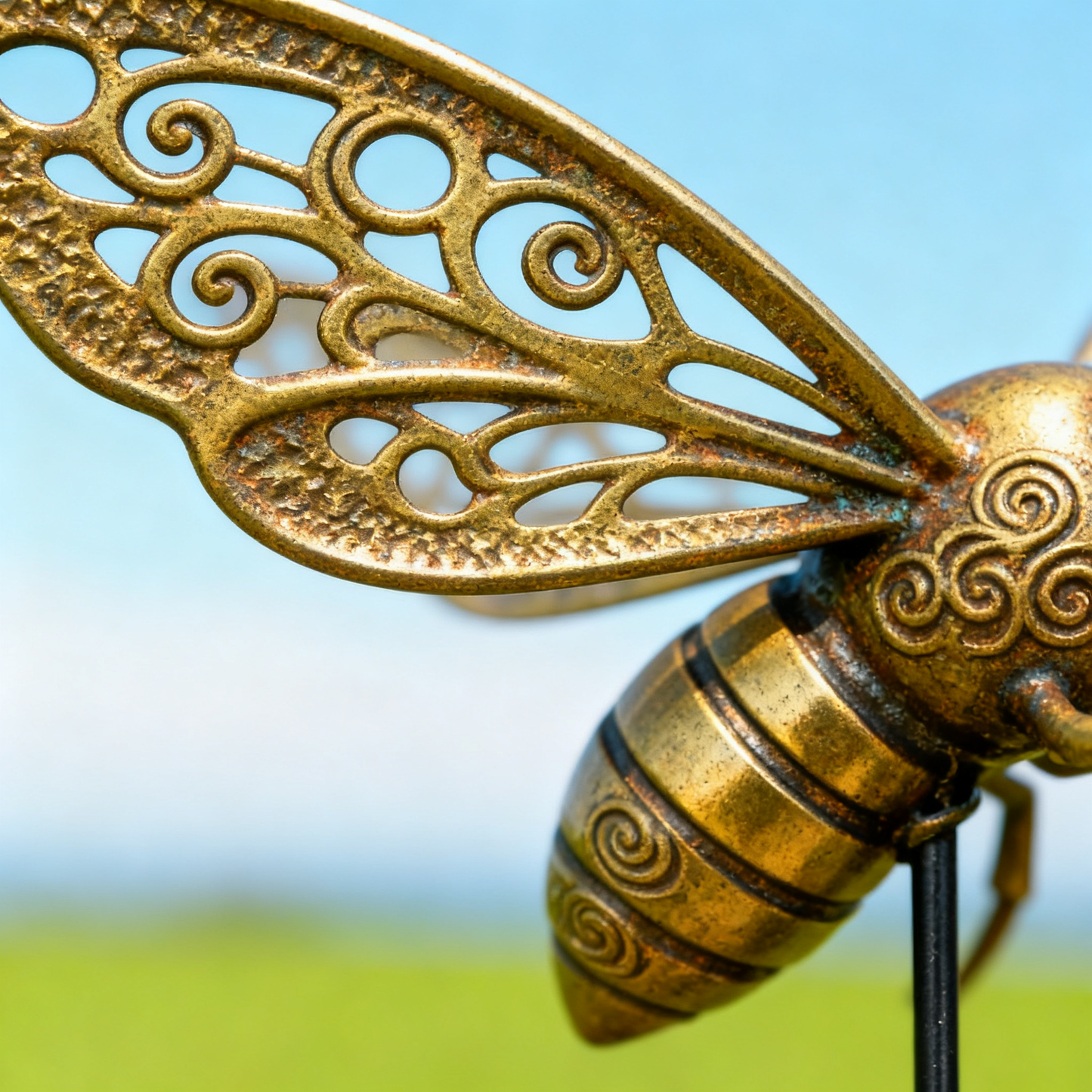🐝【Multi-Functional Garden Bee Metal Stake】Outdoor & Indoor Lawn, Balcony, Flower Bed – Perfect Gift for Garden Lovers – Handcrafted Bee Accent ✅